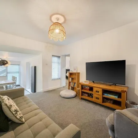 Spacious Three Bedroom Flat In Town Centre With Workspace Appartement