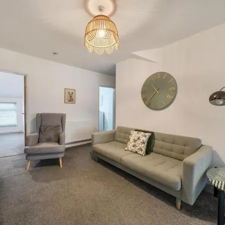 Spacious Three Bedroom Flat In Town Centre With Workspace * Filey