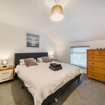 Spacious Three Bedroom Flat In Town Centre With Workspace