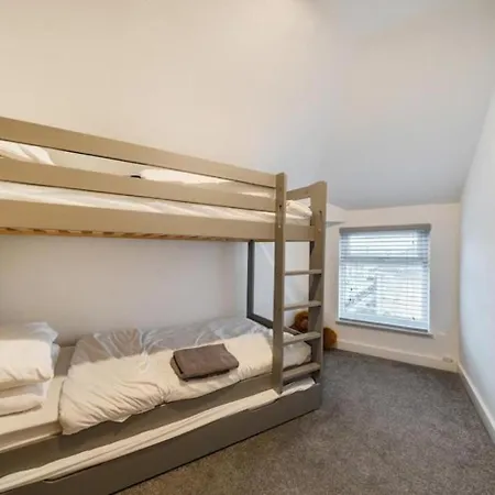 Spacious Three Bedroom Flat In Town Centre With Workspace Appartement Filey