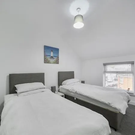 Spacious Three Bedroom Flat In Town Centre With Workspace Appartement *