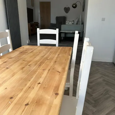 Spacious Three Bedroom Flat In Town Centre With Workspace 法利