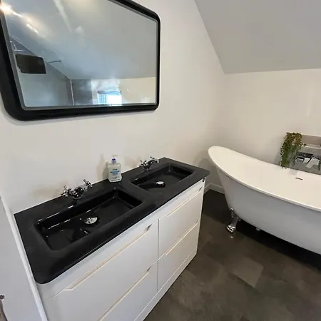 Spacious Three Bedroom Flat In Town Centre With Workspace *