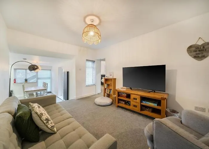 Spacious Three Bedroom Flat In Town Centre With Workspace Appartement