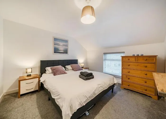 Spacious Three Bedroom Flat In Town Centre With Workspace