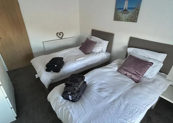 Spacious Three Bedroom Flat In Town Centre With Workspace * Filey