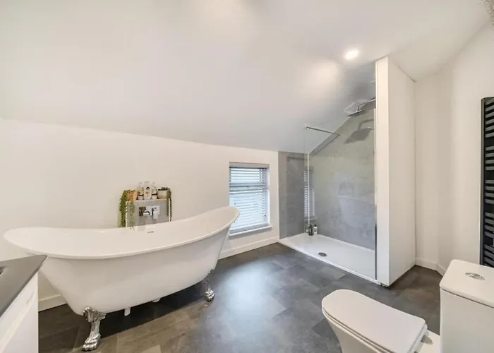 Spacious Three Bedroom Flat In Town Centre With Workspace Appartement *