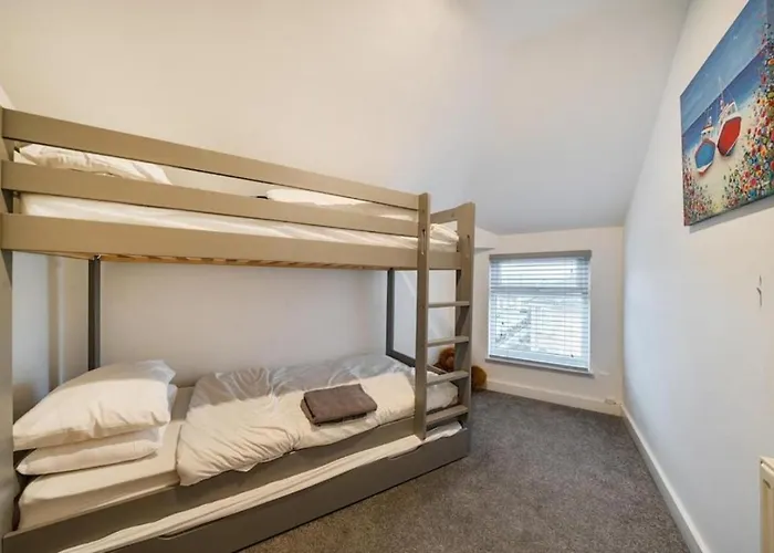 Spacious Three Bedroom Flat In Town Centre With Workspace Appartement Filey