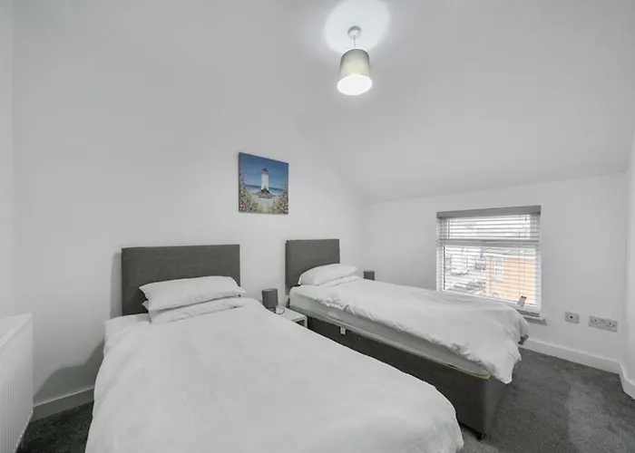 Spacious Three Bedroom Flat In Town Centre With Workspace Appartement *