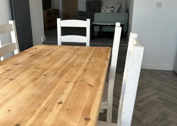 Spacious Three Bedroom Flat In Town Centre With Workspace Filey