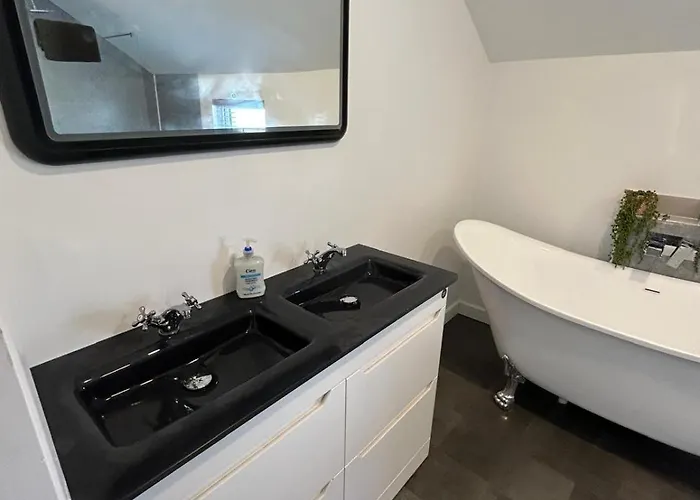 Spacious Three Bedroom Flat In Town Centre With Workspace *