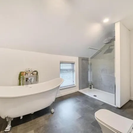Spacious Three Bedroom Flat In Town Centre With Workspace Apartamento *